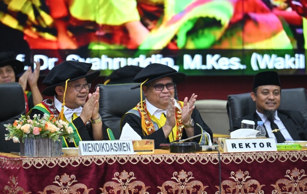 Menteri Pendidikan Abdul Mu’ti bersama Rektor UNM dalam seremoni Dies Natalis ke-64, menerima penghargaan di panggung akademik