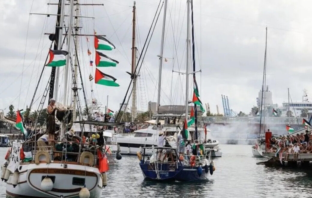 Armada kemanusiaan Global Sumud Flotilla di pelabuhan, dihiasi bendera Palestina dan peserta aksi solidaritas